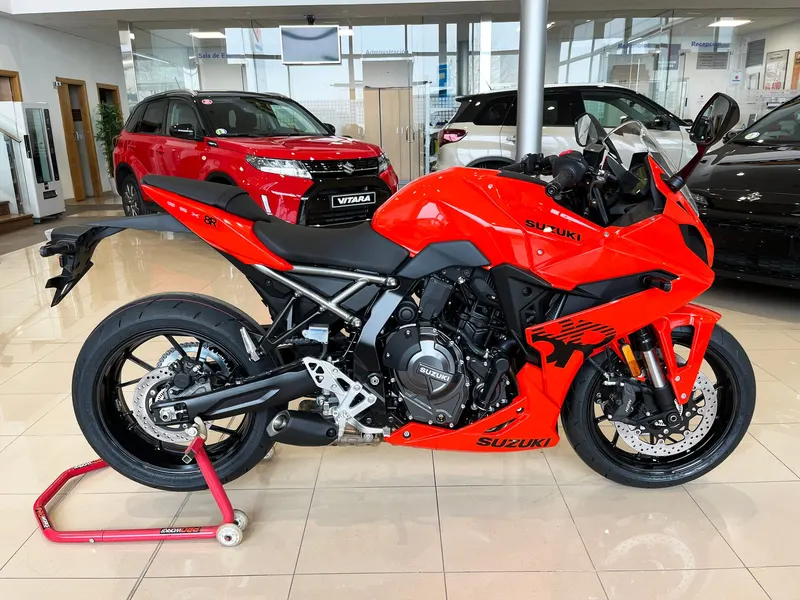SUZUKI GSX - 8R