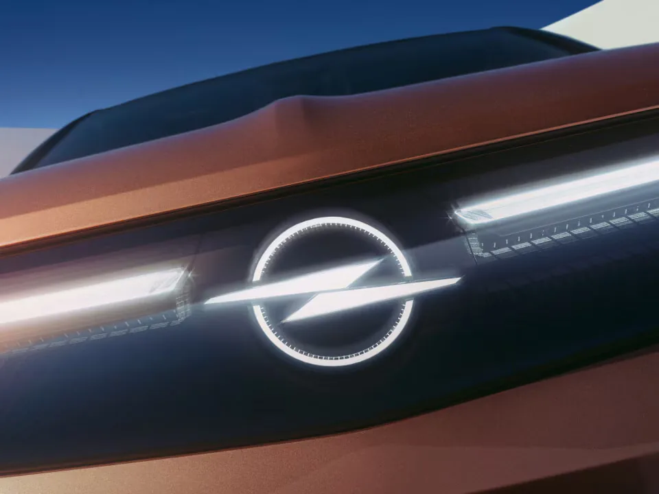 Frontal iluminado de un Opel