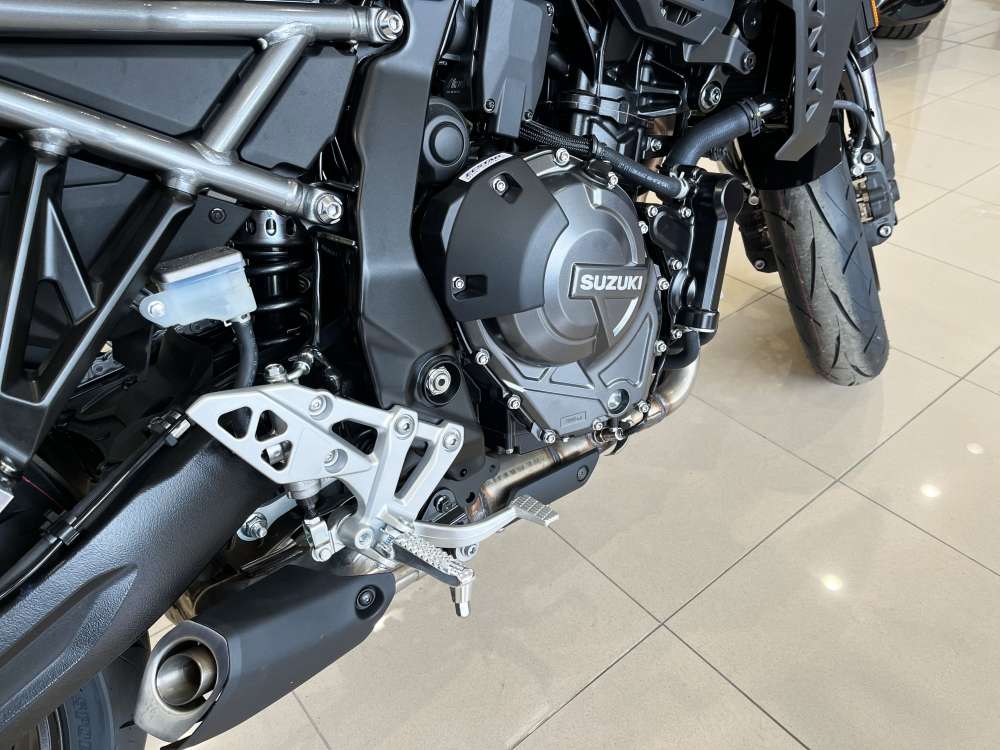 SUZUKI 