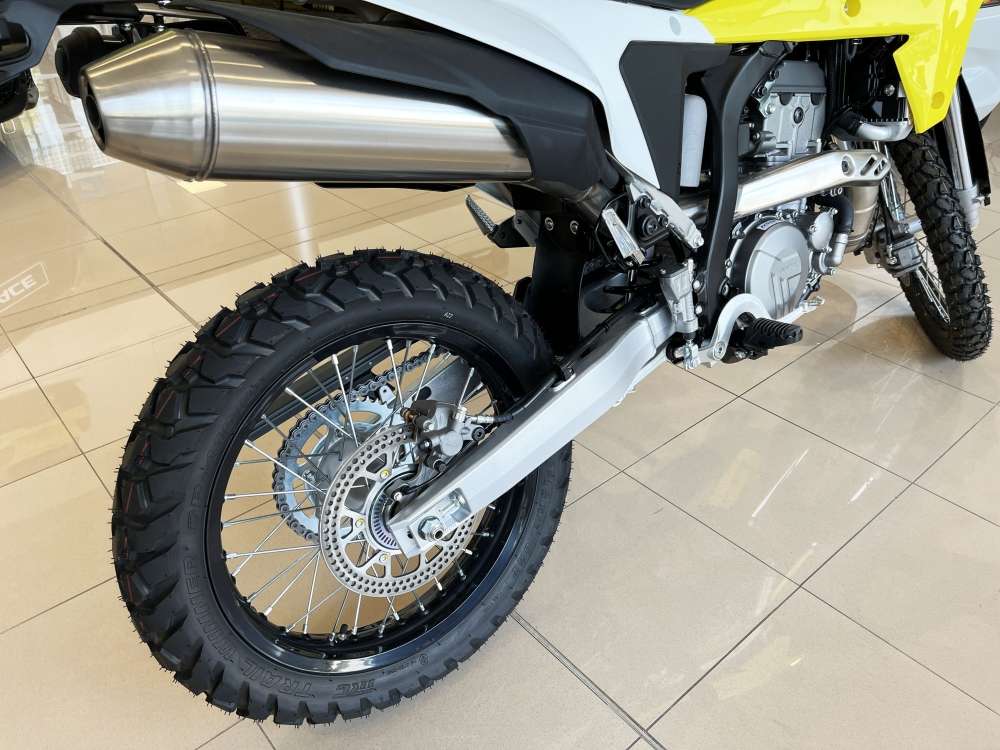 SUZUKI 