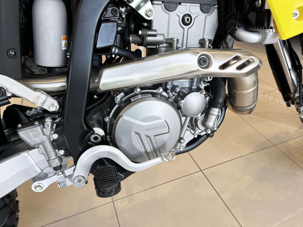 SUZUKI 