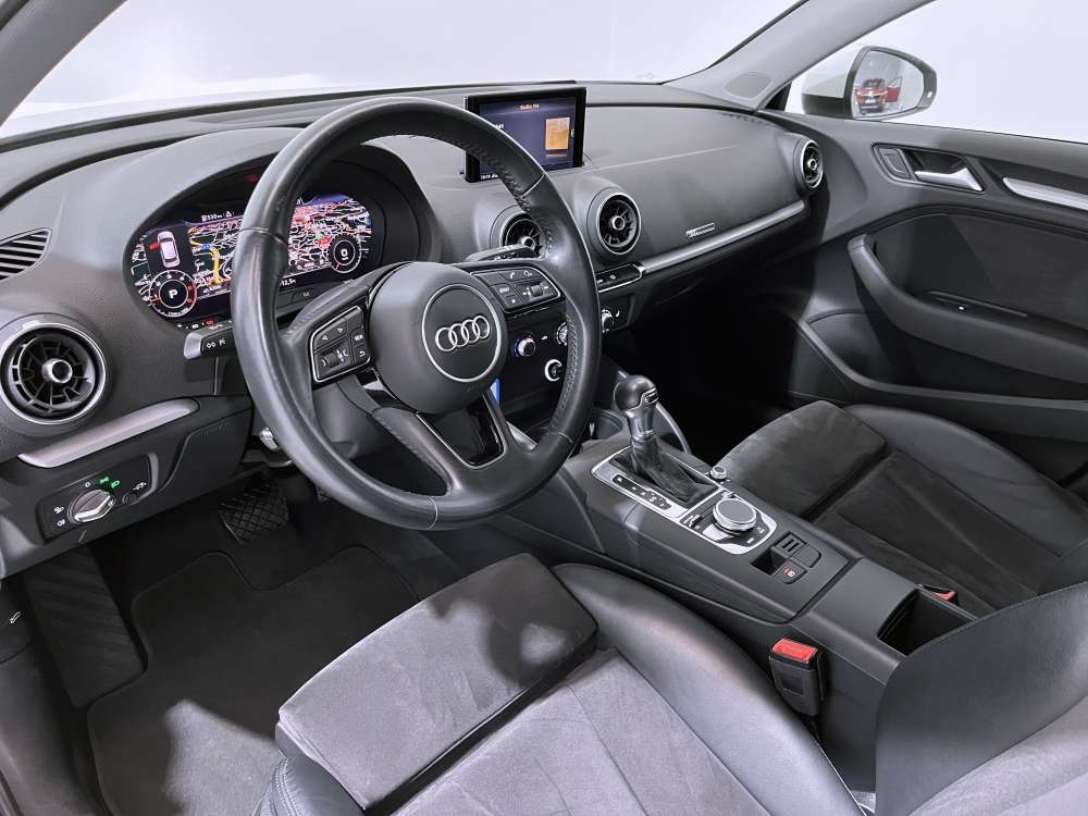 AUDI 